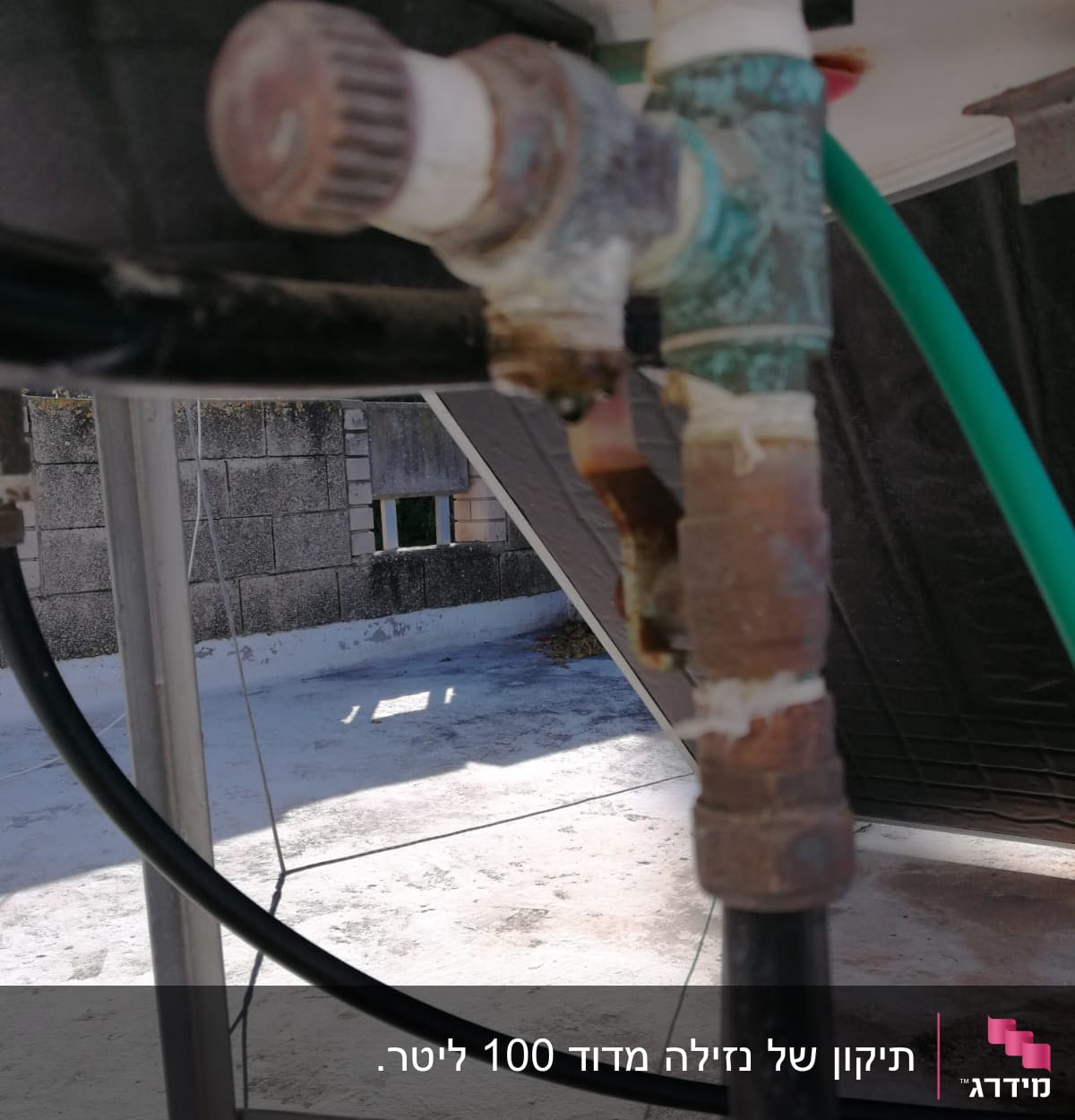 צנרת ומחברים של דוד שמש על גג